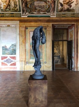 Nicola Samorì, Le Ossa della Madre, 2022, installation view Sala di Ercole, Villa d’Este, Tivoli