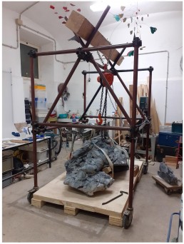 Fasi di movimentazione della scultura quasi interamente riassemblata